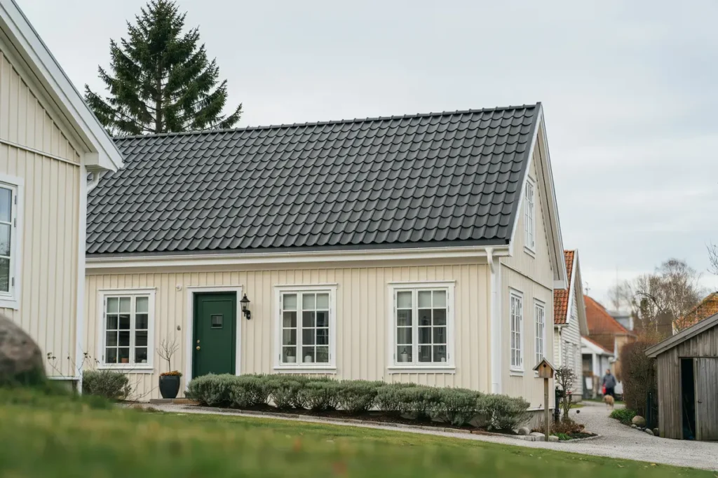takrenovering med nya betongpannor p villa i skene