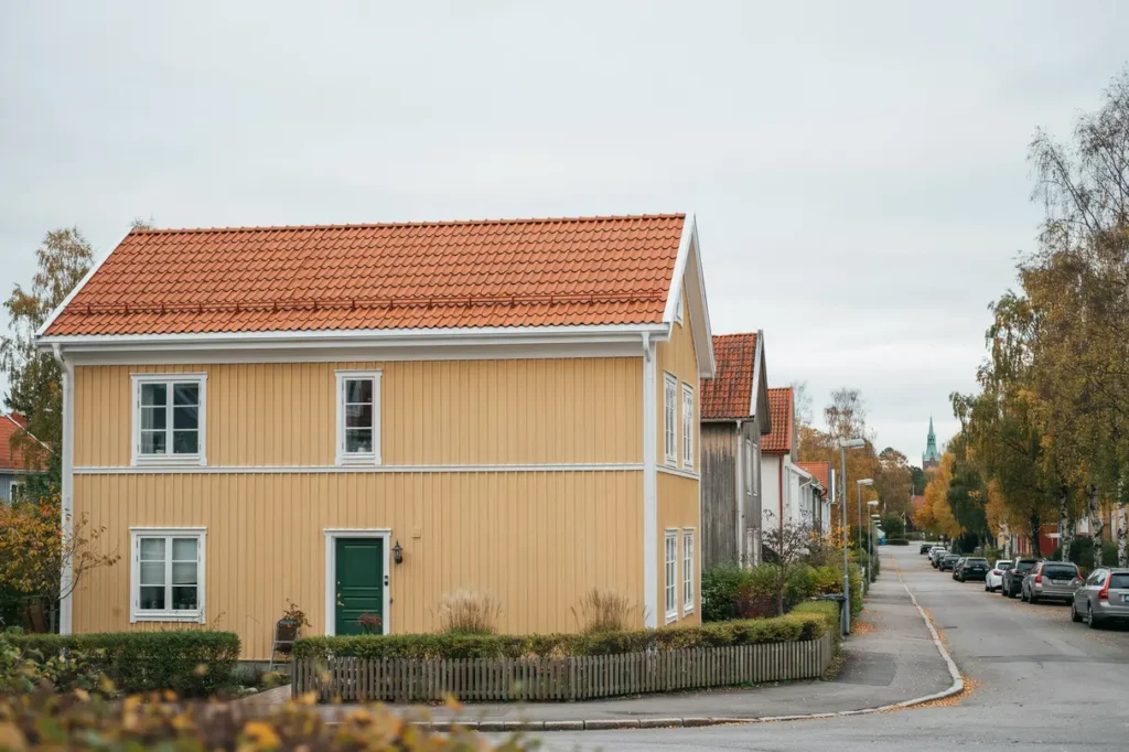 takoml ggning med nya takpannor p radhus i kinna